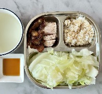 물, 현미밥, 삶은 닭가슴살