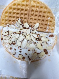 와플 빵, 밀크크림, 슬라이스 아몬드