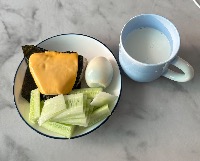 참치마요 삼각김밥, 슬라이스 치즈, 삶은 달걀