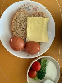 통곡물 식빵, 슬라이스 치즈, 삶은 달걀