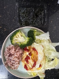 잡곡밥, 계란후라이, 저당 케첩
