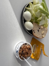 삶은 달걀, 양상추, 오이, 올리브 치즈 깜빠뉴