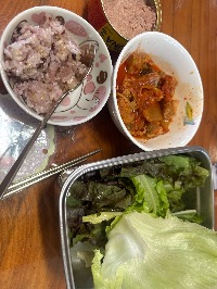 잡곡밥, 캔참치, 김치찌개 건더기, 상추