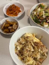 현미귀리밥, 양배추 참치 계란 볶음, 혼합 채소 샐러드