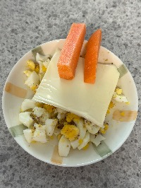 삶은 계란, 슬라이스 치즈, 병아리콩