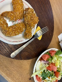 프라이드 치킨 닭다리, 프라이드 치킨 닭날개, 믹스 샐러드 채소
