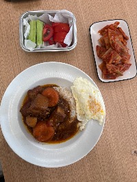 흰쌀밥, 돼지고기 조림, 계란 프라이, 오이