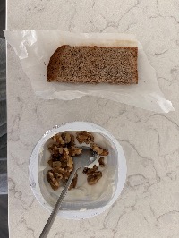 통밀 식빵, 그릭 요거트, 호두