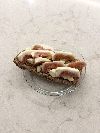 통밀식빵, 버터, 무화과