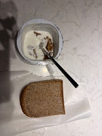 무가당 그릭 요거트, 호두, 통밀 식빵