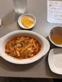 떡볶이, 단무지, 맑은국물