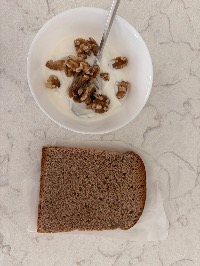 무가당 그릭요거트, 호두, 통밀 식빵