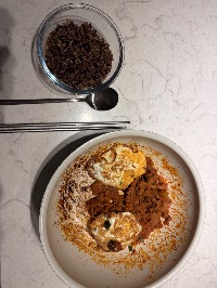 잡곡밥, 매운고추장불고기, 계란후라이 첫 번째