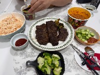 소고기 구이, 삶은 브로콜리, 양배추 샐러드