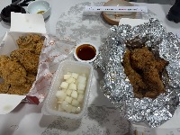 후라이드 치킨, 간장 치킨, 치킨무