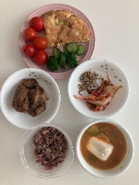 잡곡밥, 계란 부침, 방울토마토