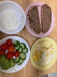 통호밀빵, 계란후라이, 방울토마토