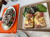 샐러드 채소 (왼쪽 접시), 방울토마토 (왼쪽 접시), 삶은 달걀 (왼쪽 접시)