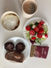 디카페인 아메리카노, 무가당 그릭요거트, 자두