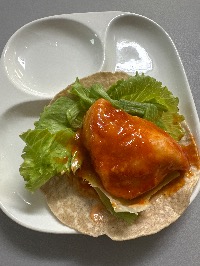 통밀 또띠아, 튀긴 닭고기 조각, 양념 소스