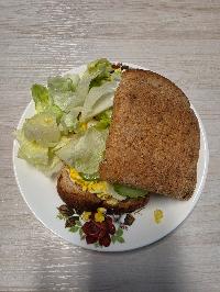 통밀빵, 스크램블 에그, 오이