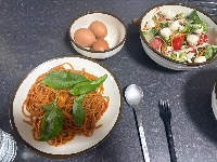 바질토마토파스타, 삶은 계란 흰자, 믹스 샐러드 채소