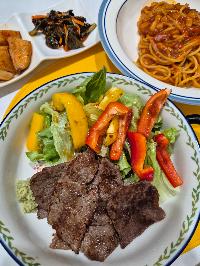 스파게티 토마토 소스, 구운 소고기, 샐러드 채소