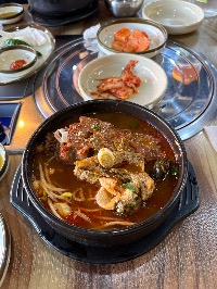 뼈해장국 (고기, 건더기 위주), 쌀밥, 배추김치