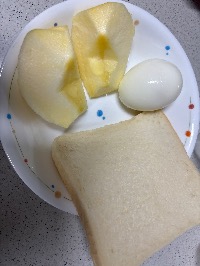 사과 (껍질 제거), 삶은 달걀, 식빵