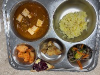 강황밥, 소고기 두부국, 깍두기
