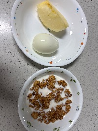 삶은 달걀, 사과, 저당 그래놀라
