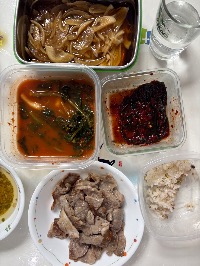 잡곡밥, 구운 목살, 양파 절임