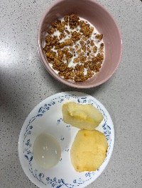 저당 그래놀라, 우유, 삶은 달걀