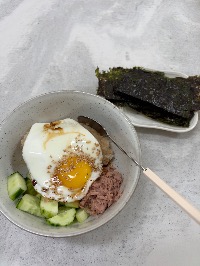 잡곡밥, 계란 프라이, 참치