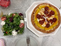 피자, 샐러드 채소 믹스, 체리 토마토