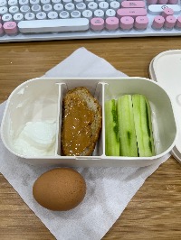 그릭 요거트, 통곡물 식빵, 땅콩버터, 오이