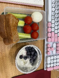 통밀빵, 오이, 방울토마토