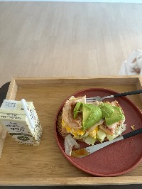 매일두유 99.9 플레인, 통밀빵, 양상추, 스크램블 에그