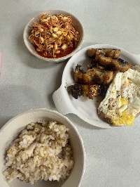 잡곡밥, 구운 장어, 계란 프라이, 콩나물 무침